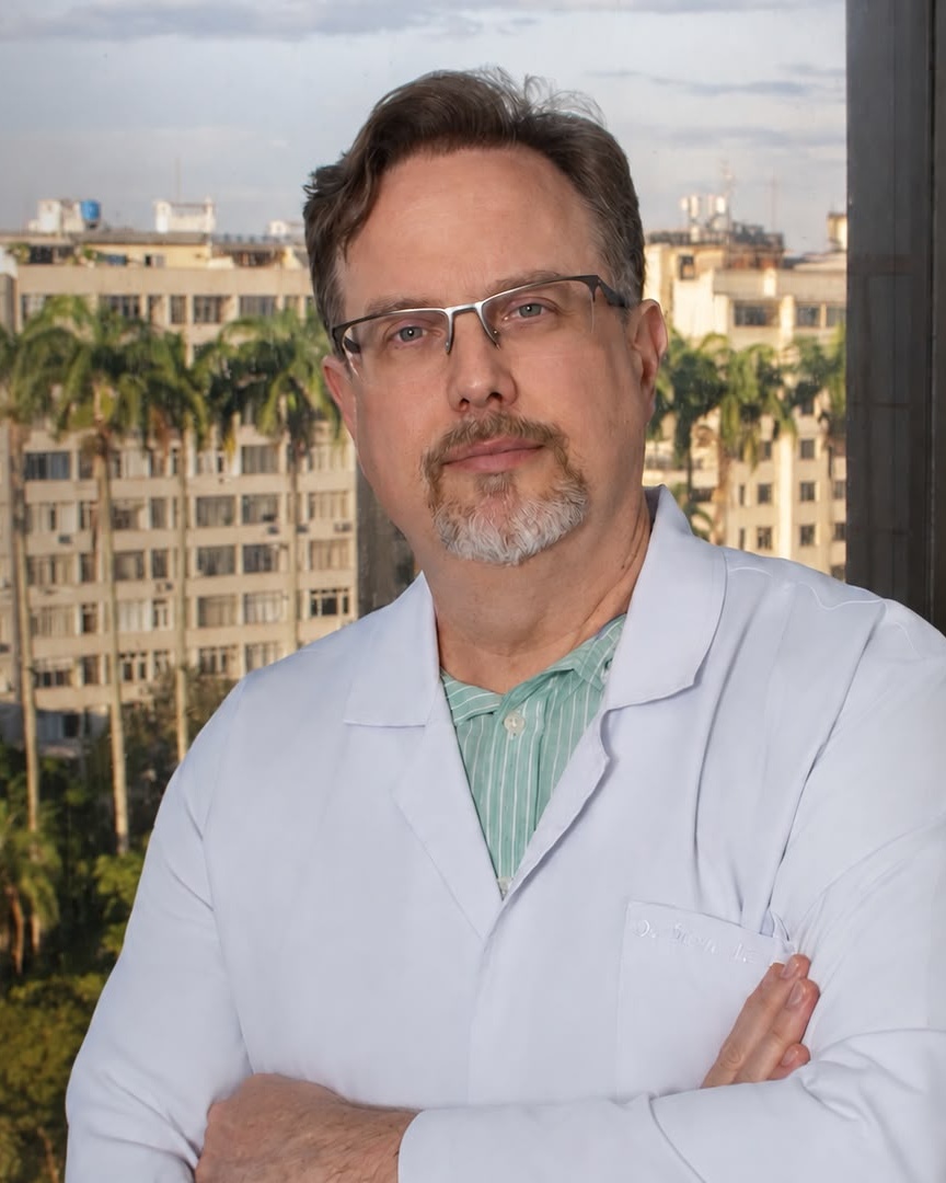 Dr. Juan Rentería em seu consultório