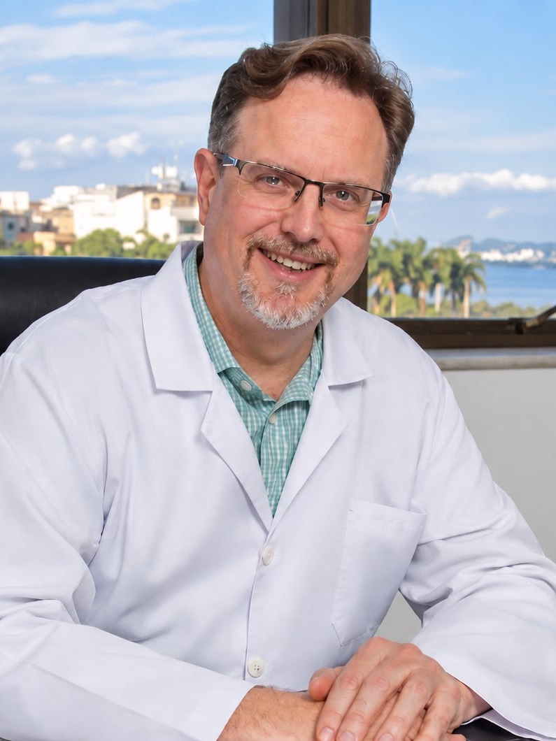 Dr. Juan Rentería, de jaleco, em seu consultório no Flamengo, Rio de Janeiro