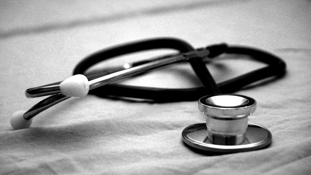 Estetoscópio sobre a mesa do consultório